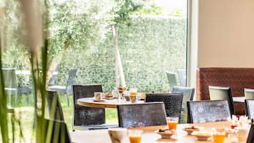 Desayuno buffet todos los días (EUR 13.90 por persona)