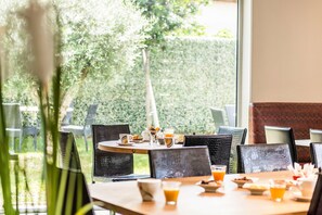 Desayuno buffet diario (EUR 15 por persona)