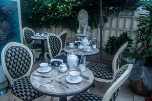 供应早餐、午餐和晚餐,秘鲁菜