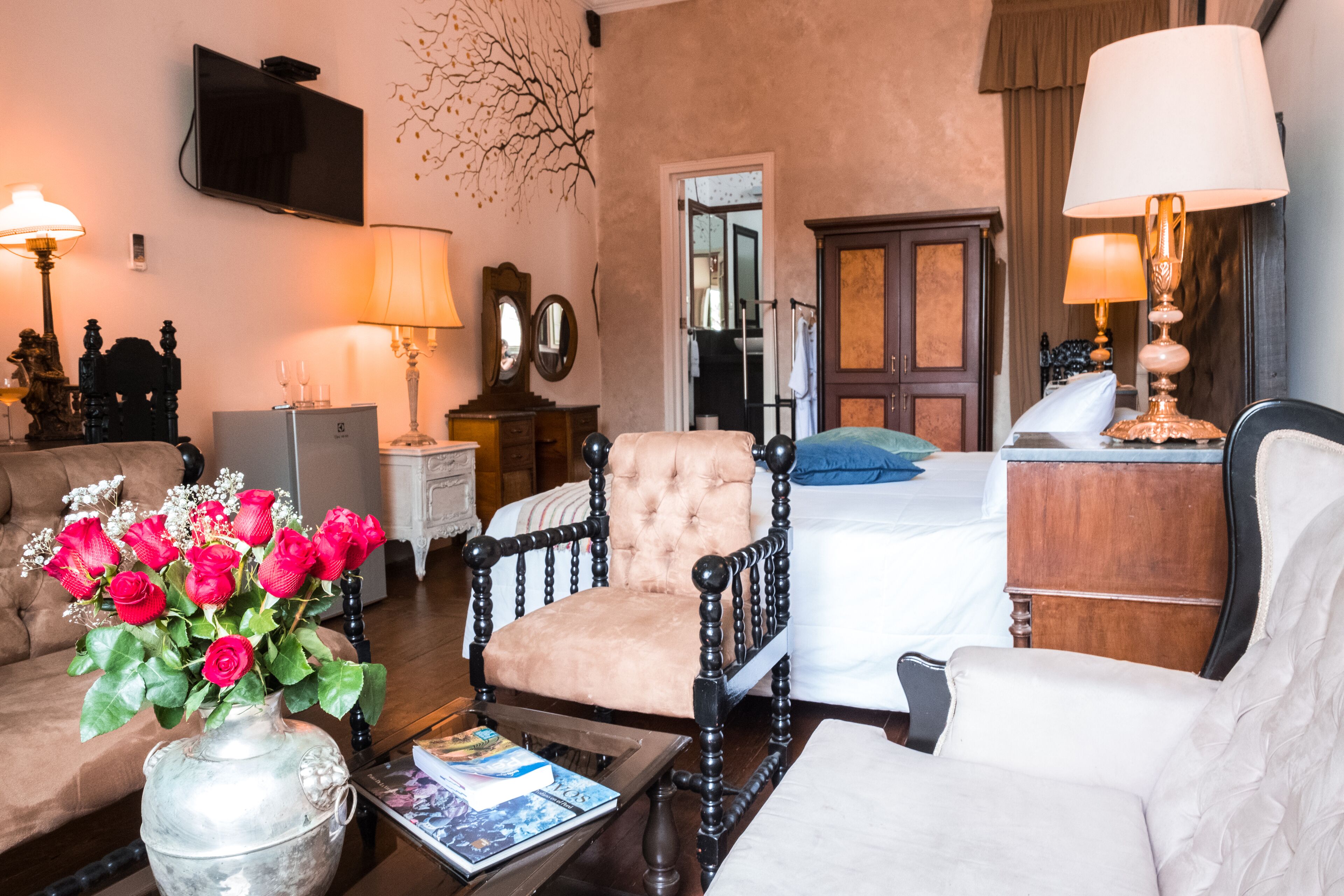 premier suite, bathtub | 1 bedroom, premium bedding, minibar, in-room safe