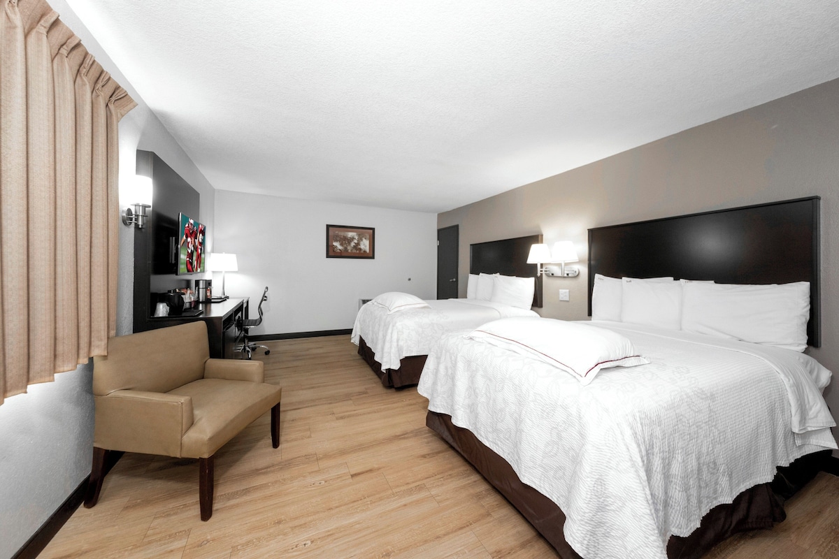 Phòng Premium, 2 giường đôi (Upgraded Bedding & Snack, Smoke Free) | Bộ đồ giường cao cấp, bàn, phòng cách âm