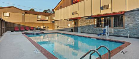 Utendørsbasseng, bassengparasoller og solsenger