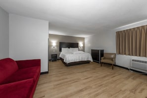 Phòng Premium, 1 giường cỡ king (Upgraded Bedding & Snack, Smoke Free) | Bộ đồ giường cao cấp, bàn, phòng cách âm