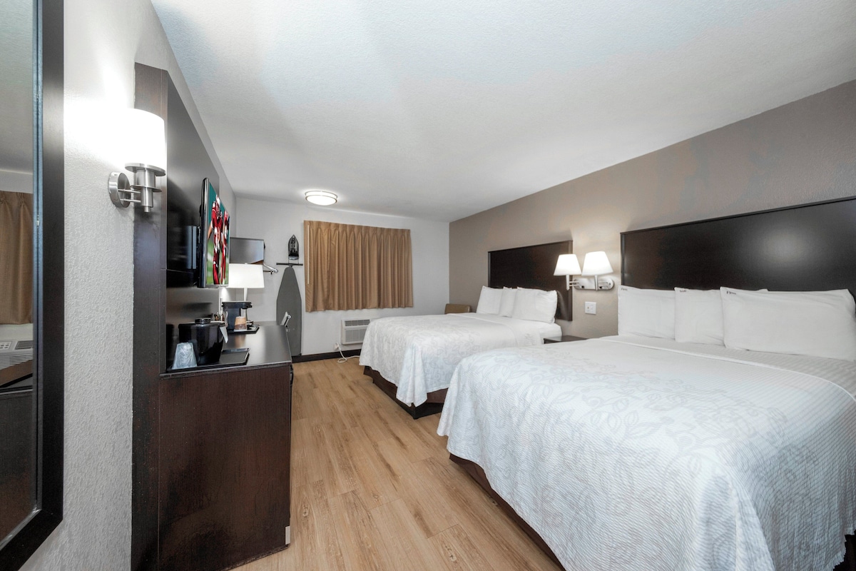 Phòng Deluxe, 2 giường đôi (First Floor, Smoke Free) | Bộ đồ giường cao cấp, bàn, phòng cách âm