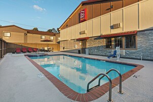 Una piscina al aire libre (de 10:00 a 22:00), sombrillas, tumbonas