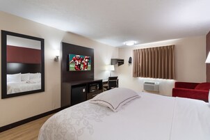Habitación Premium, 1 cama de matrimonio grande (Upgraded Bedding & Snack, First Floor) | Ropa de cama de alta calidad, escritorio, sistema de insonorización