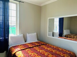 Habitación individual básica, 1 cama de matrimonio, baño compartido | Escritorio, wifi gratis, ropa de cama
