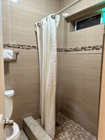 Ducha, jabón y papel higiénico