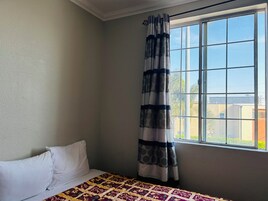 Escritorio, wifi gratis, ropa de cama