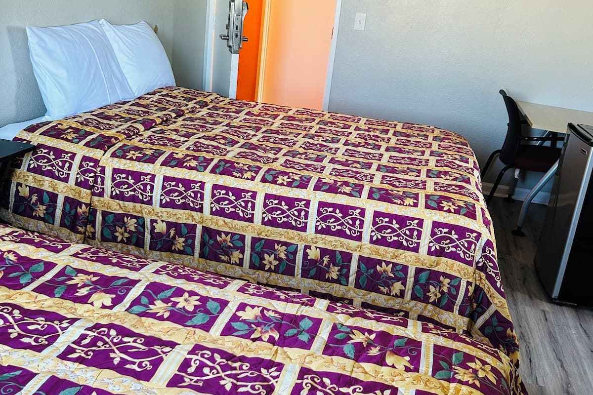 Een bureau, gratis wifi, beddengoed