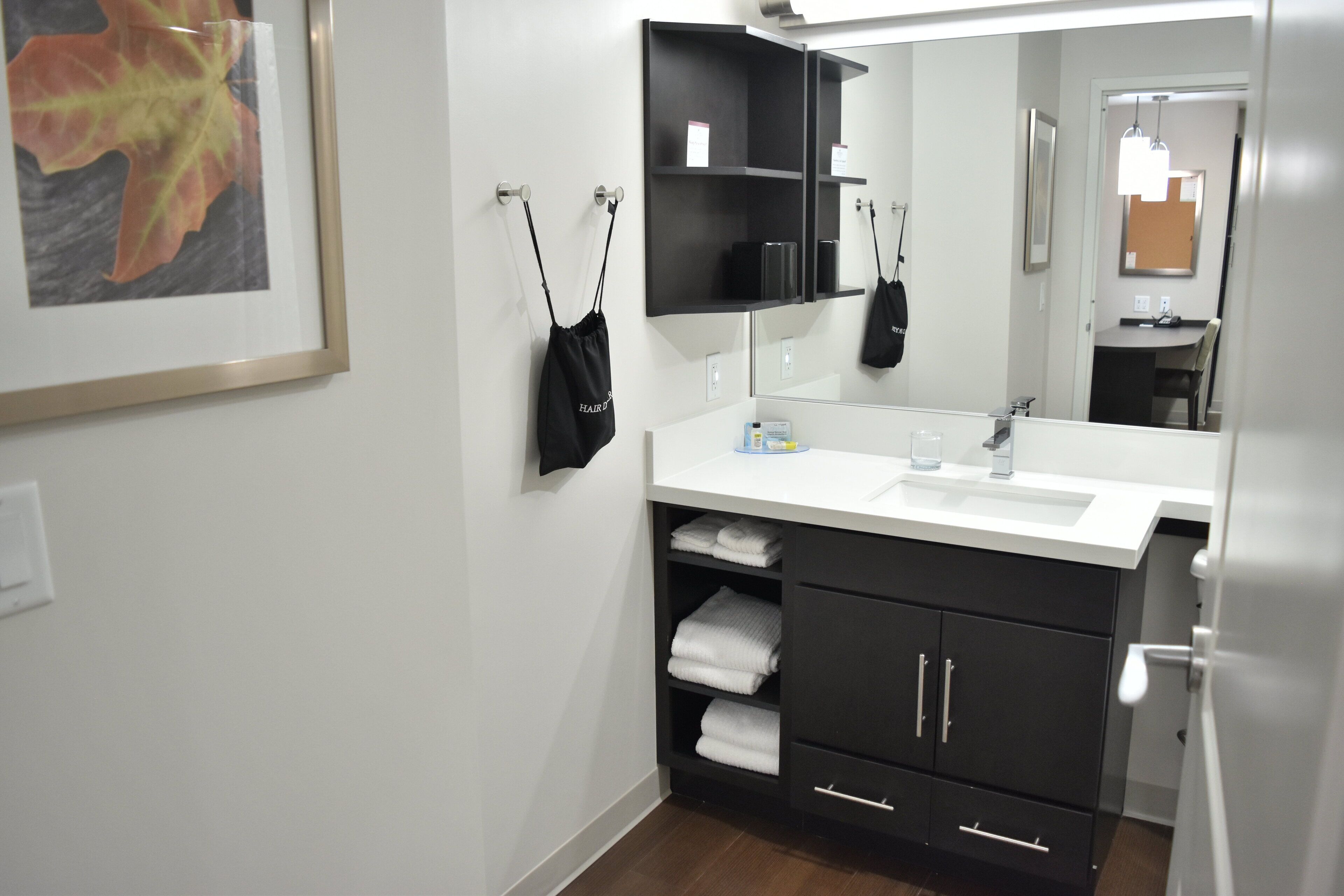 combined shower/bathtub, hair dryer, towels