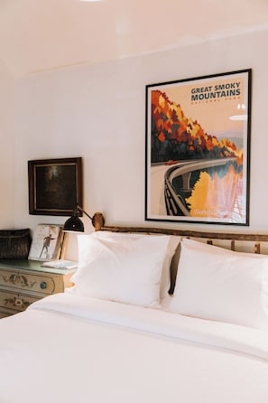 Main House Standard Queen 7 | Iron/ironing board, free WiFi - Highlander Mountain House (Highlands)
