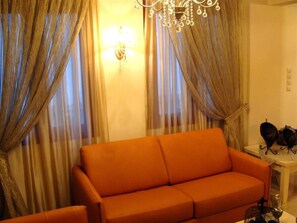Familienapartment | Wohnbereich | 24-Zoll-LED-Fernseher mit Digitalempfang, Fernseher