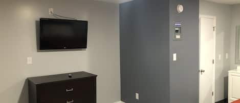 Basic Double Room | Desk, free WiFi, bed sheets