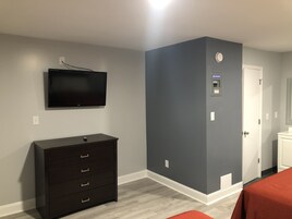 Escritorio, wifi gratis y ropa de cama 