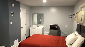 Basic Double Room | Desk, free WiFi, bed sheets