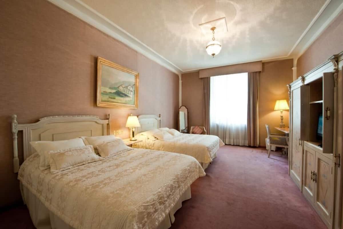 20 bedrooms, premium bedding, down comforters, in-room safe