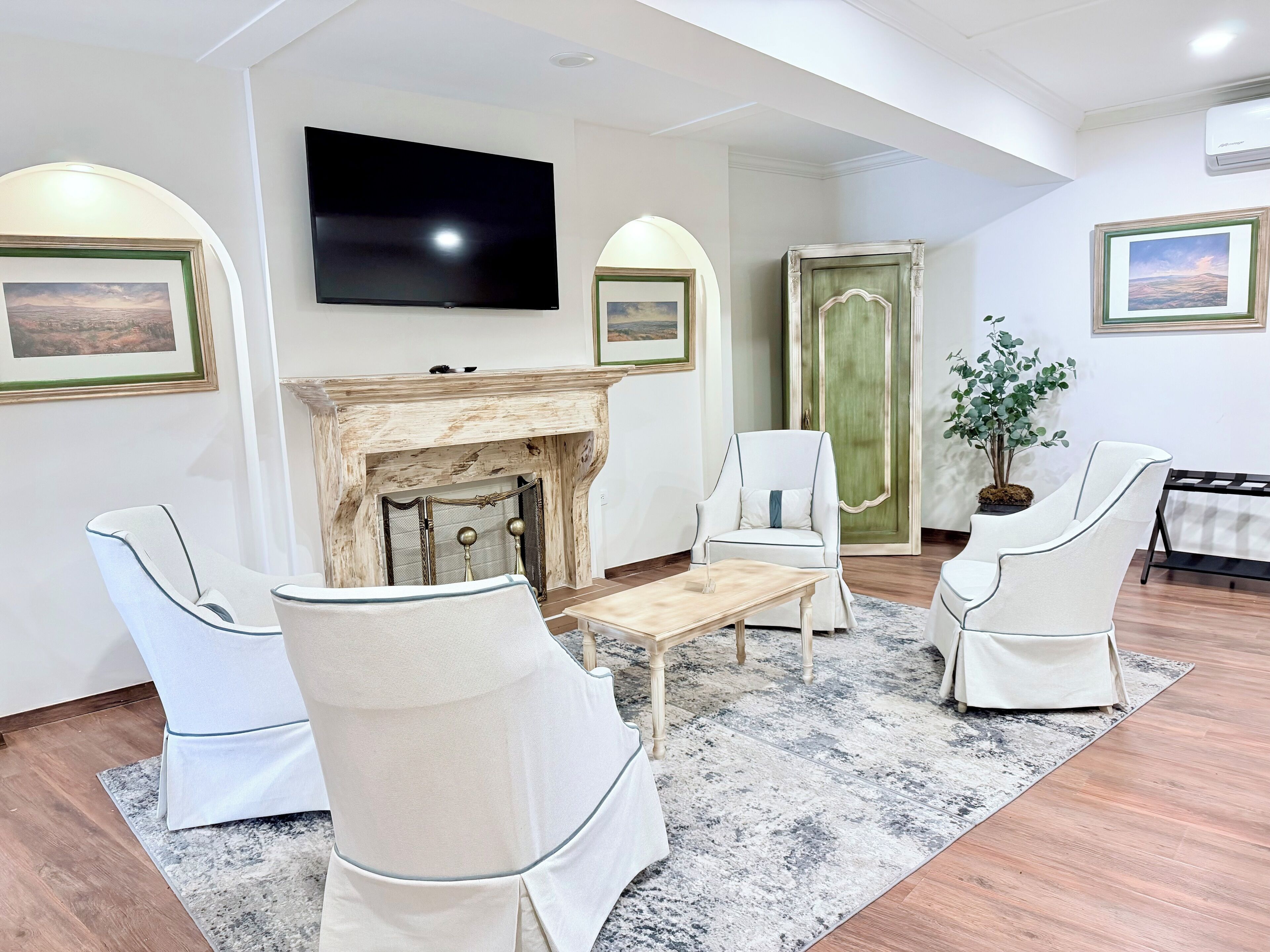 SUITE NUPCIAL | Coin séjour | TV connectée de 50 pouces avec chaînes par câble, chauffage par le sol