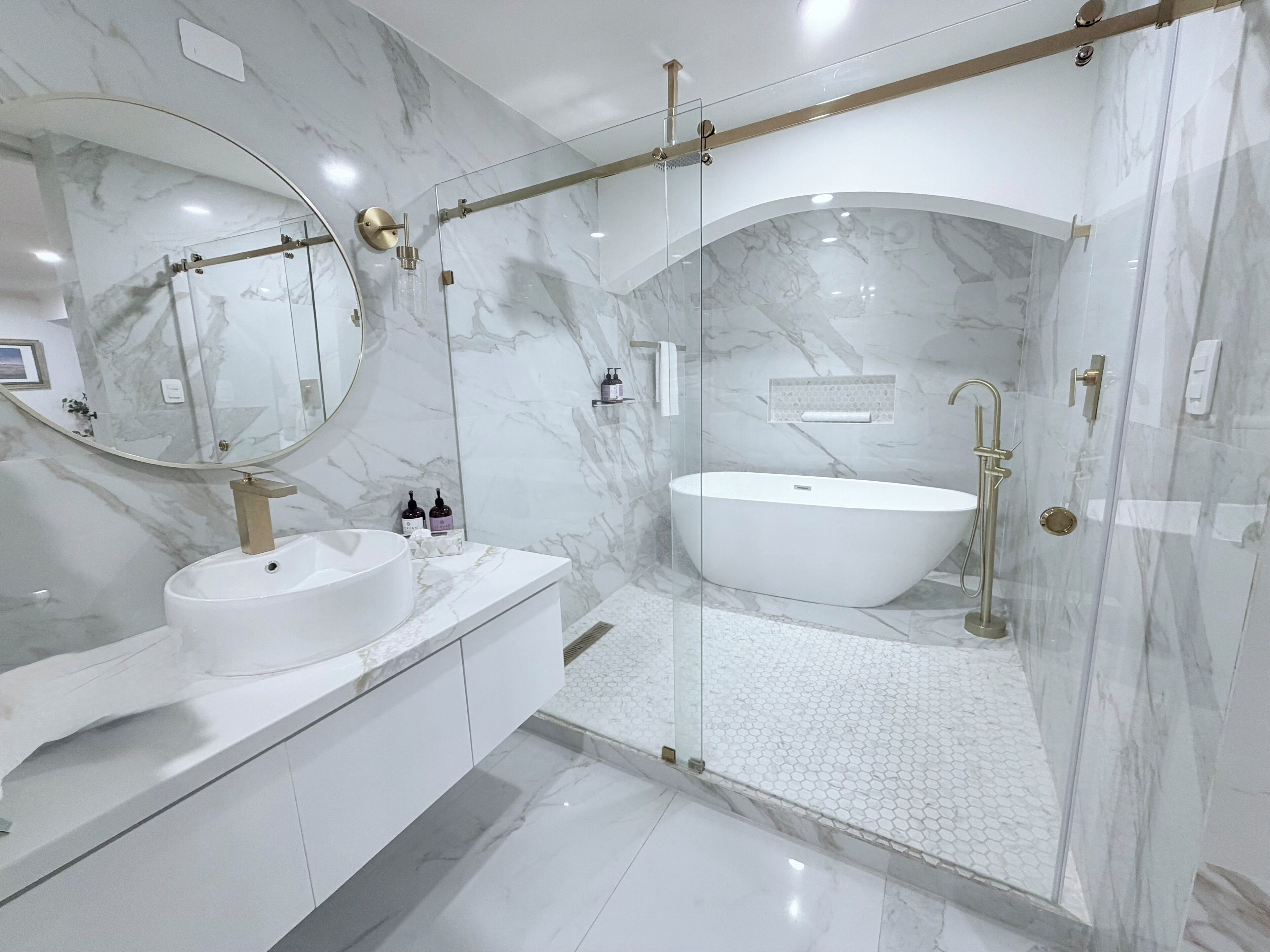 Duschwanne, kostenlose Toilettenartikel, Haartrockner, Handtücher