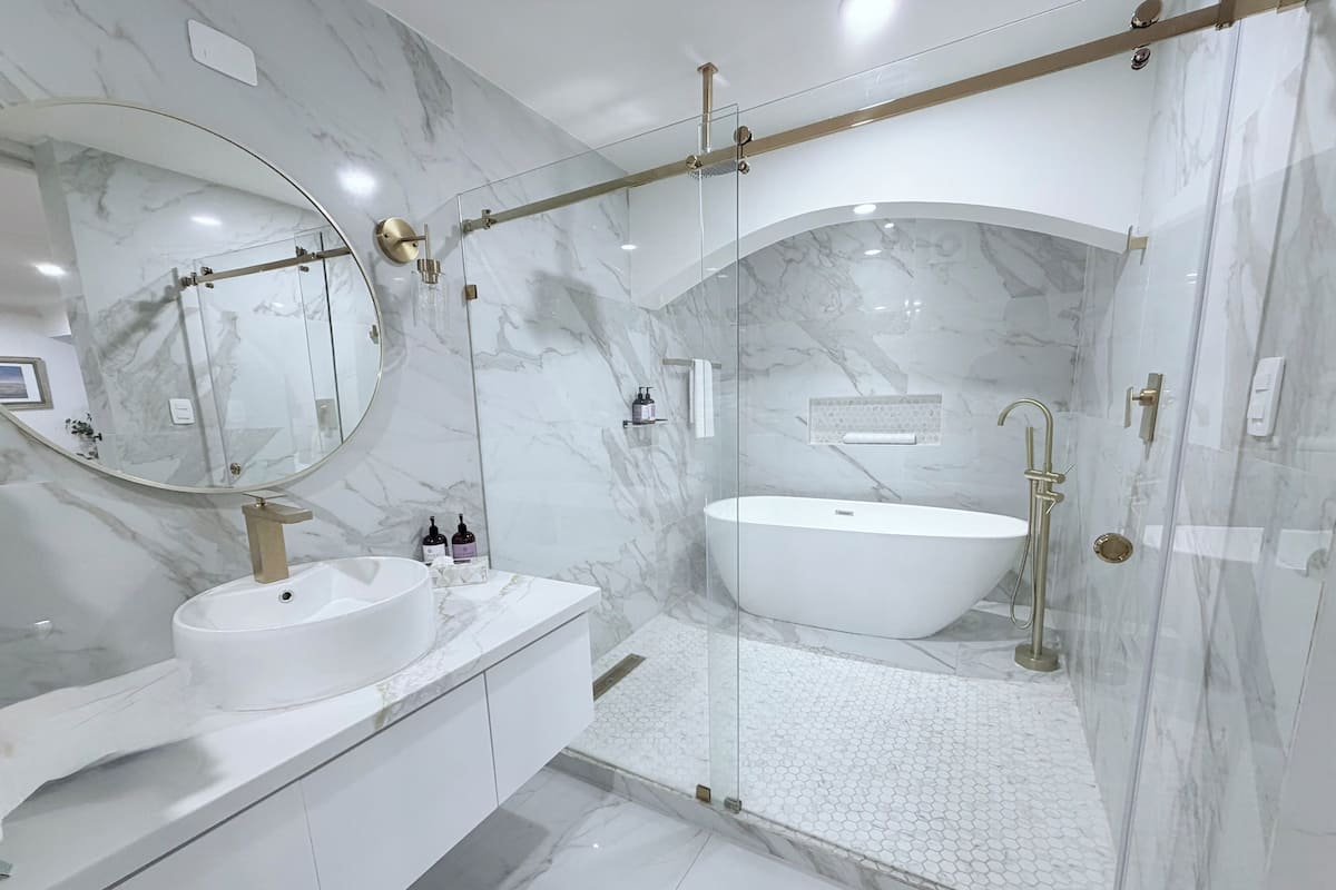 Duschwanne, kostenlose Toilettenartikel, Haartrockner, Handtücher