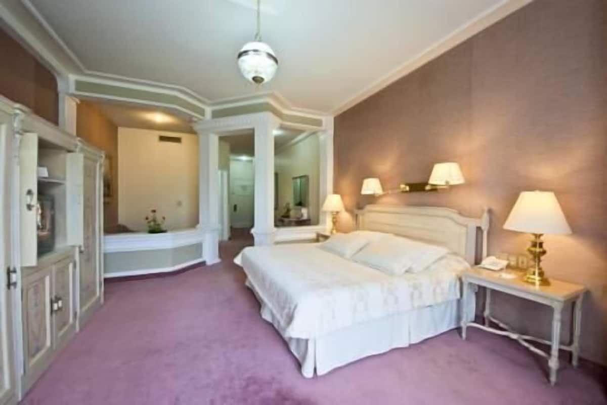 20 slaapkamers, luxe beddengoed, donzen dekbedden, een kluis op de kamer