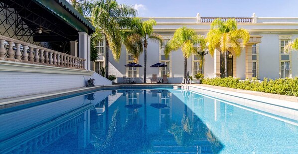 حمّام سباحة خارجي