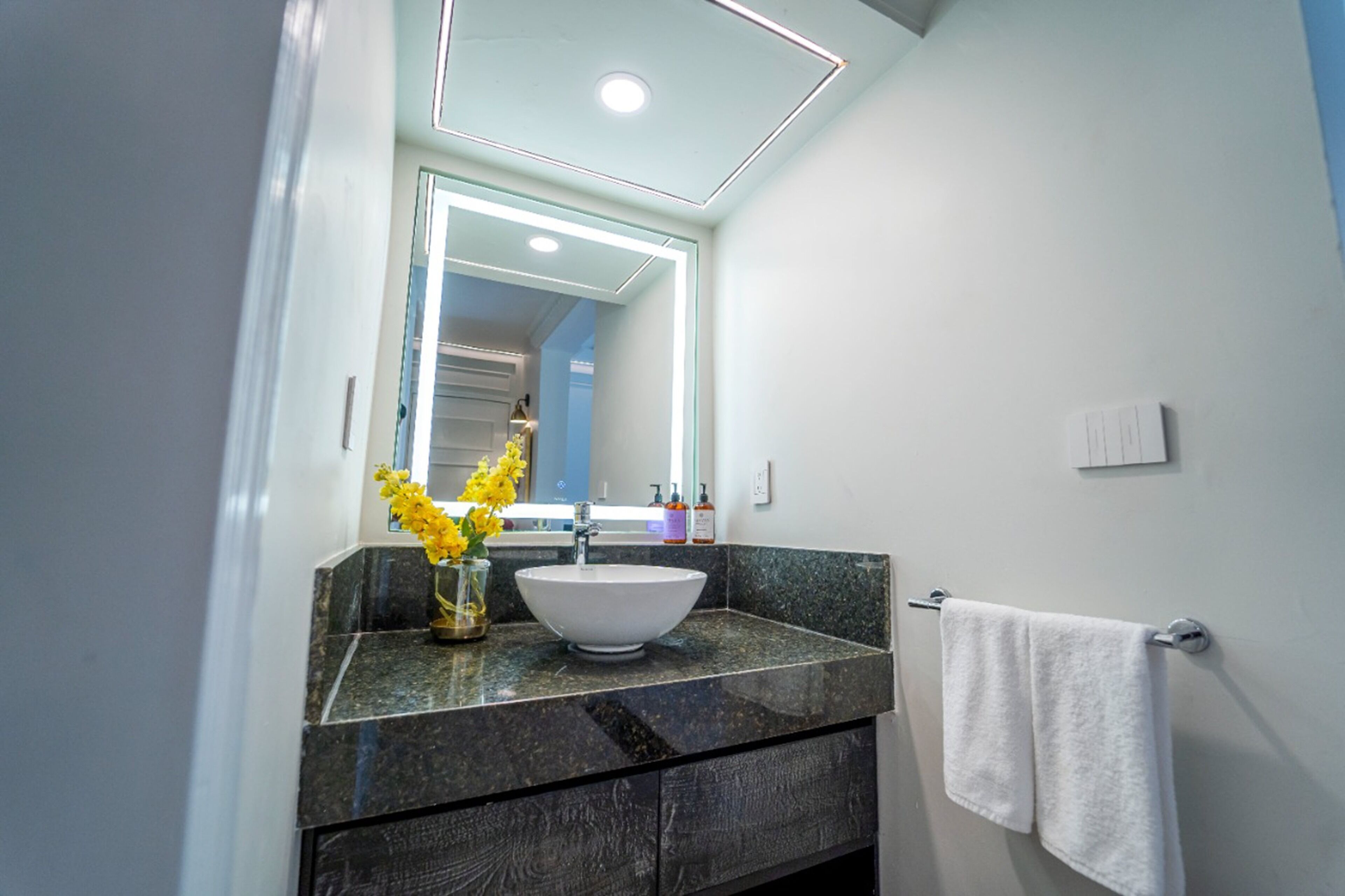contemporary suite | bathroom | combined shower/bathtub, free toiletries, hair dryer, towels