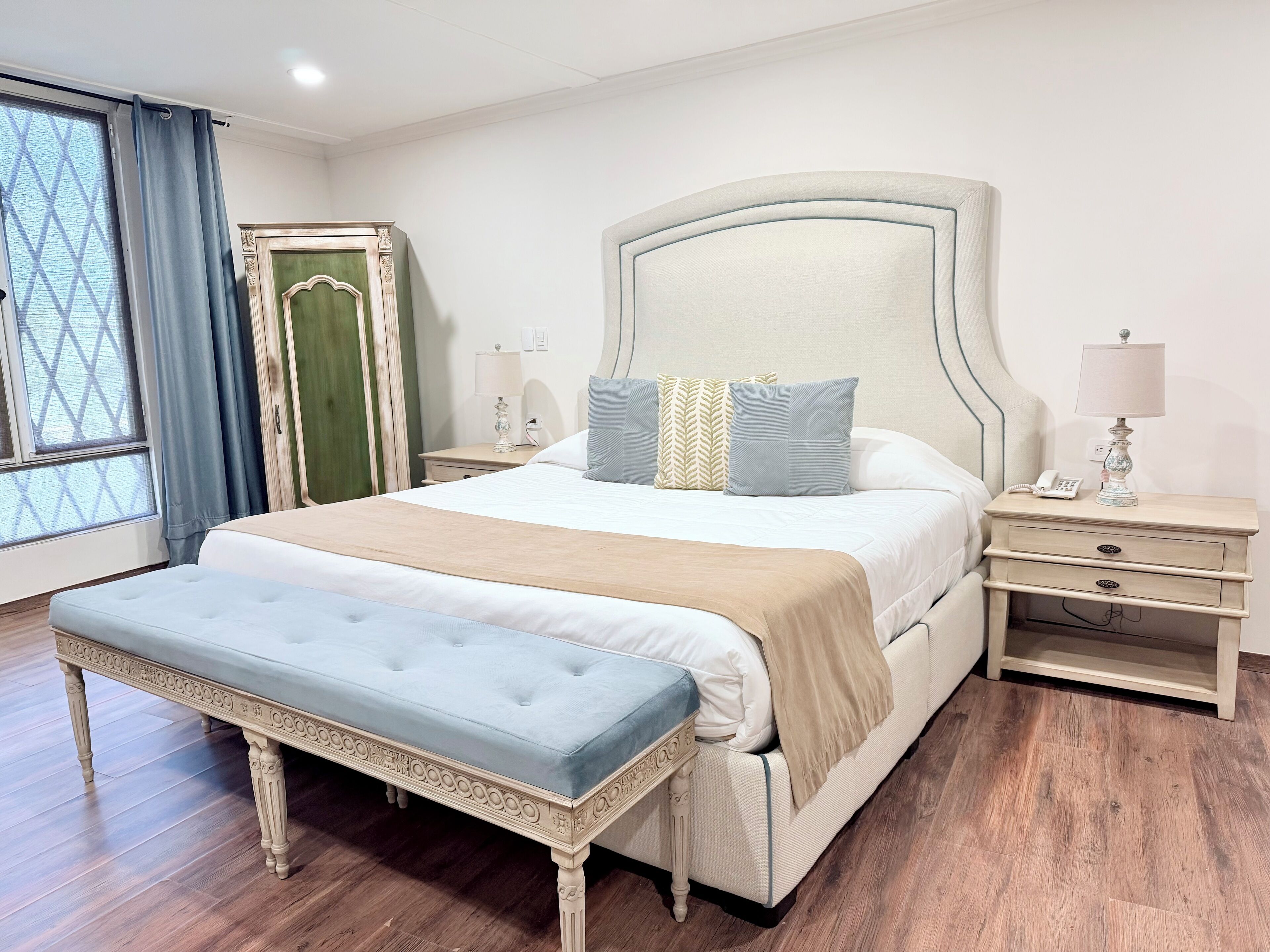 20 عدّة غرف نوم وأغطية فراش متميزة وألحفة محشوة بالريش وخزنة داخل الغرفة