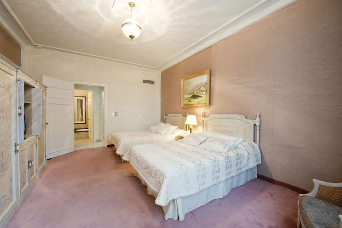 20 slaapkamers, luxe beddengoed, donzen dekbedden, een kluis op de kamer