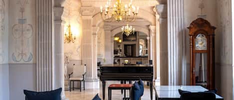 Breakfast, lunch, dinner served; international cuisine