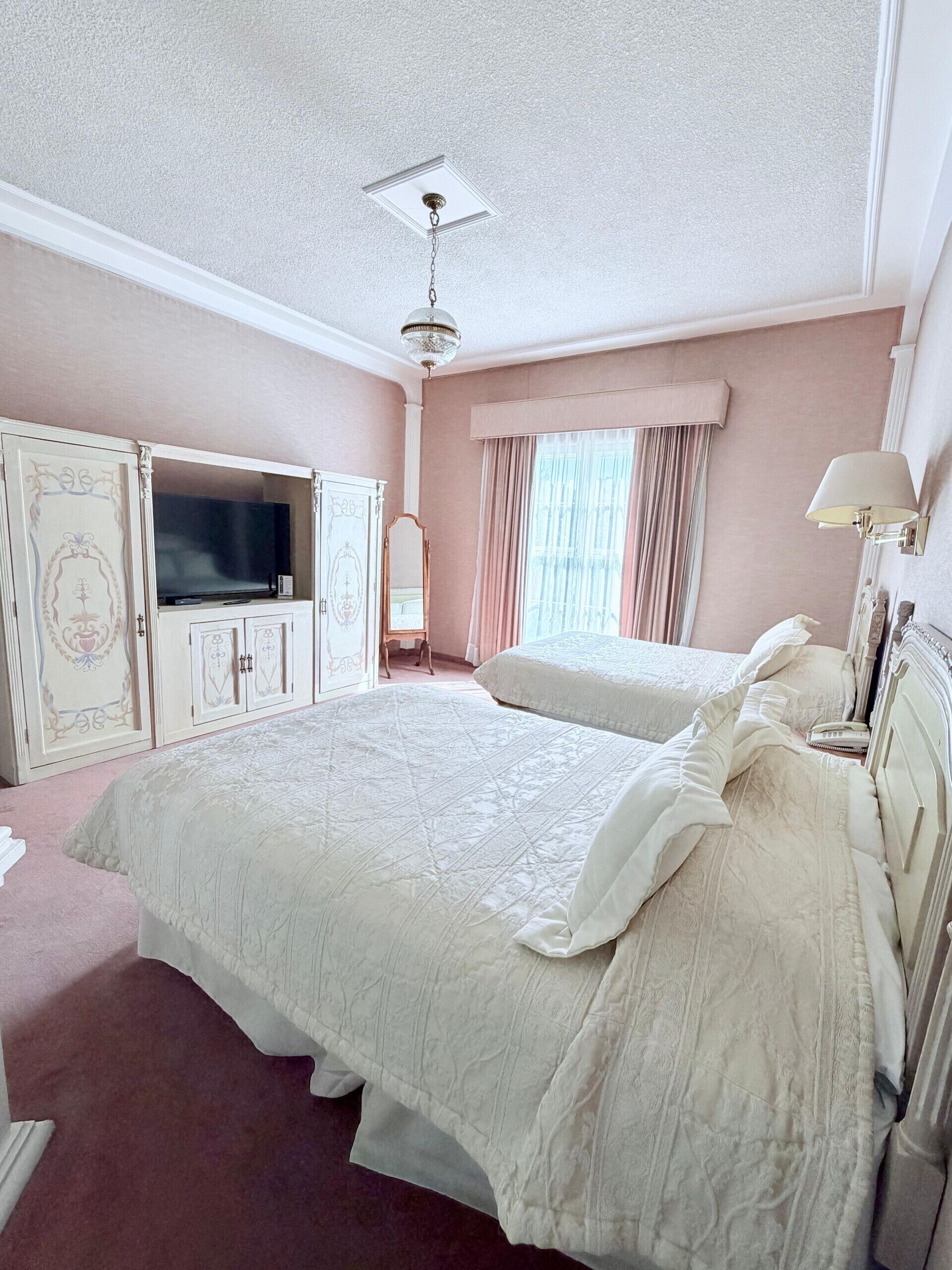 20 多间卧室、高档床上用品、羽绒被、客房内保险箱