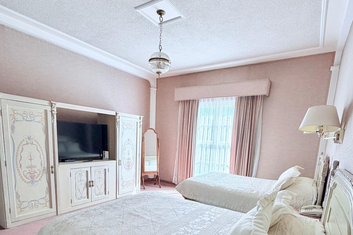 20 bedrooms, premium bedding, down comforters, in-room safe