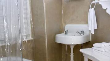Traditional House, 3 Bedrooms, Kitchen, Garden Area | Bathroom | Combined shower/bathtub, hair dryer, towels, soap