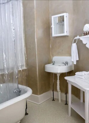 Maison traditionnelle, 3 chambres, cuisine, cÎté jardin | Salle de bain | Ensemble baignoire-douche, séchoir à cheveux, serviettes fournies, savon