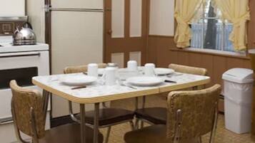 Traditional House, 3 Bedrooms, Kitchen, Garden Area | Private kitchen | Full-size fridge, microwave, oven, stovetop