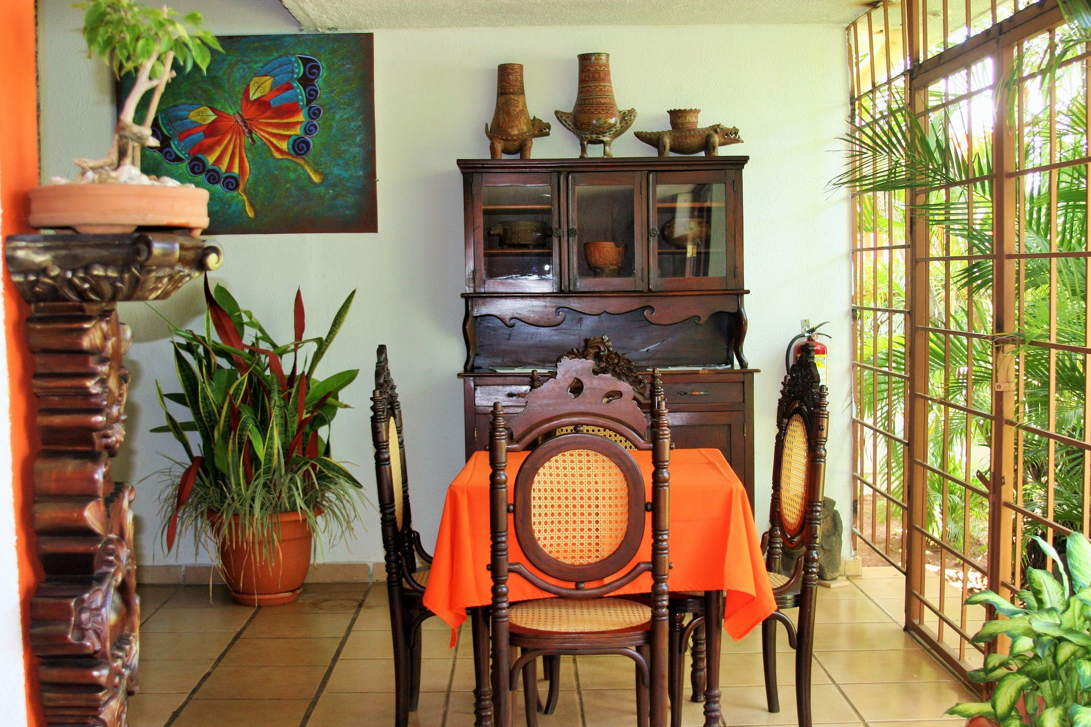 breakfast, lunch, dinner served; international cuisine