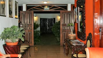 Fachada da propriedade à noite