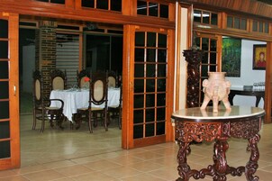 Se sirven desayunos, almuerzos y cenas; cocina internacional