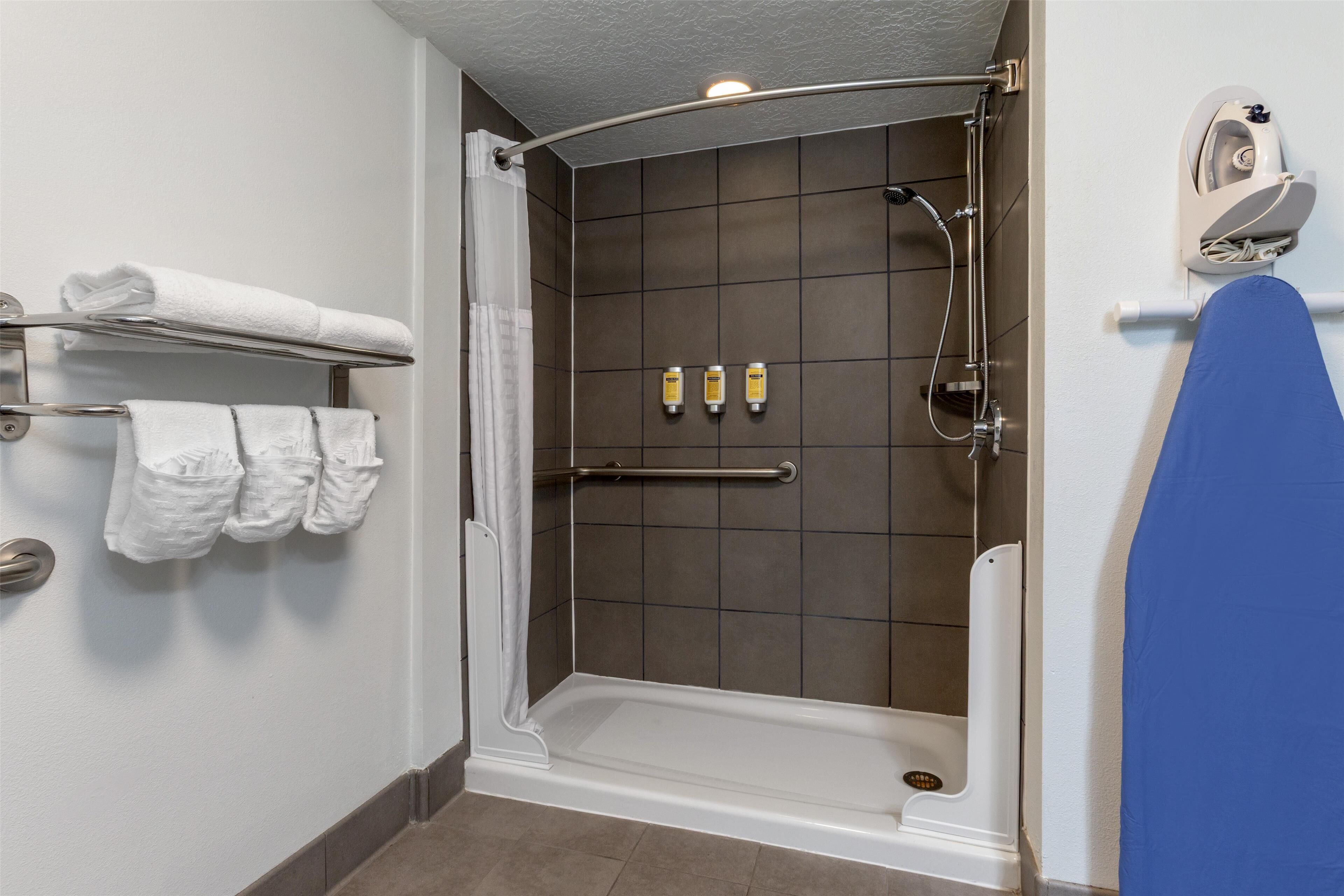 standard room, 1 king bed, accessible, non smoking | bathroom | combined shower/bathtub, hair dryer, towels