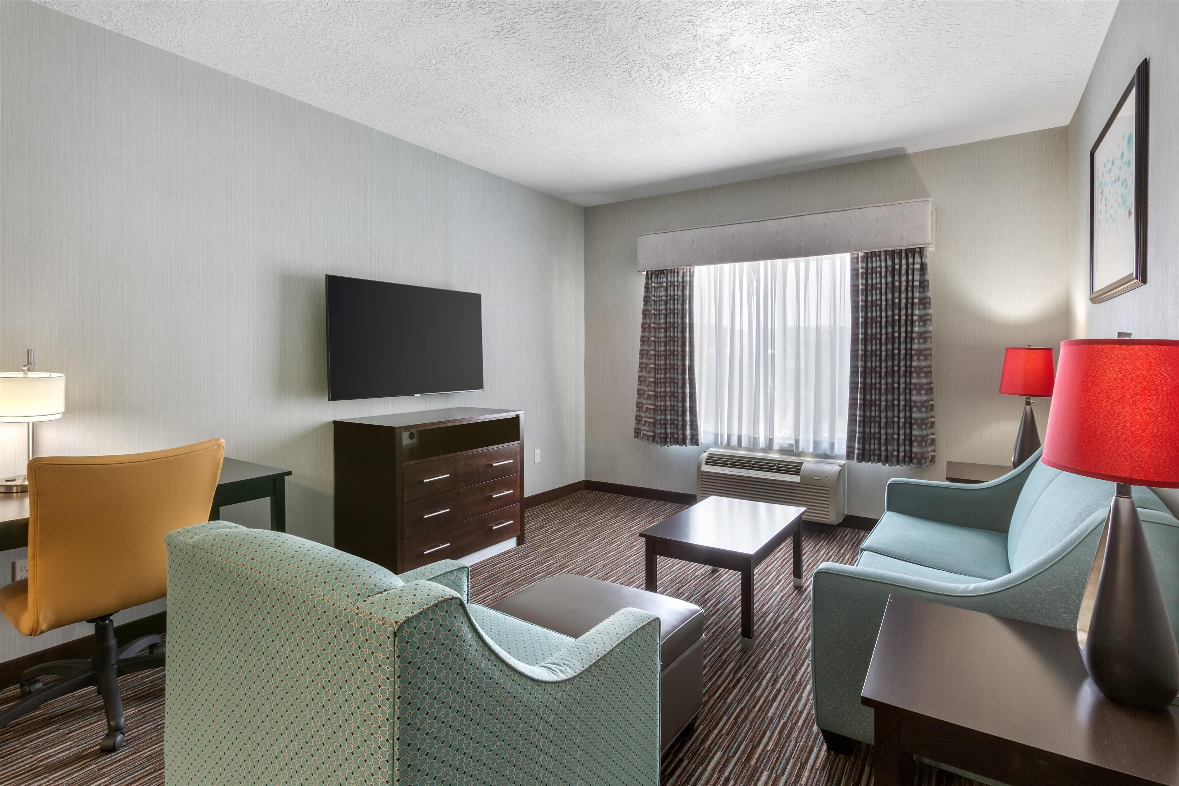suite, 1 king bed, non smoking | 1 bedroom, pillow-top beds, in-room safe, individually decorated
