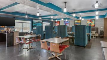 朝食 (セルフサービス)、毎日提供 (無料)