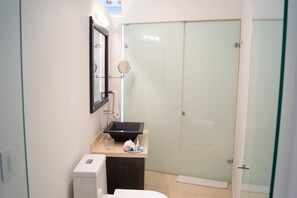 Buồng tắm vòi sen, đồ dùng nhà tắm được thiết kế riêng, máy sấy tóc 