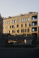 Un edificio moderno de varios pisos con techo plano y ventanas amplias.