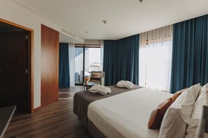 Suíte júnior | Roupas de cama premium, frigobar, cofres nos quartos, escrivaninha
