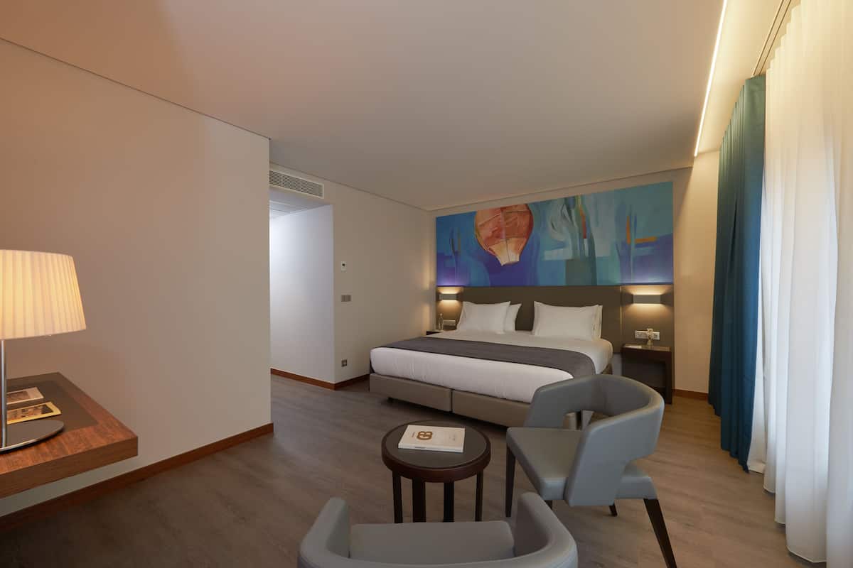 Junior-suite | 1 soveværelse, premium-sengetøj, minibar, pengeskab på værelset
