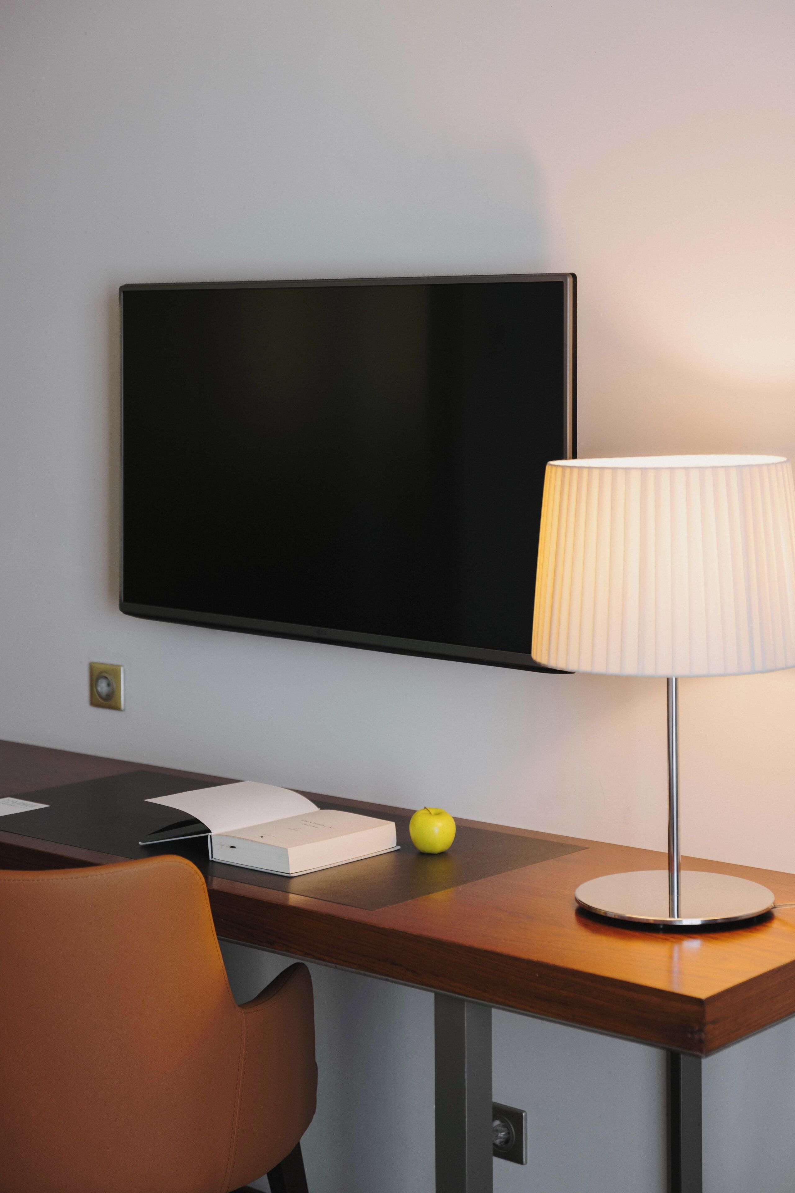 classic double room single use | in-room business centre