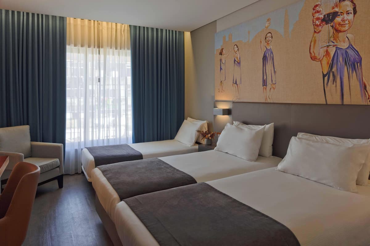 Triple Room (3 Adults) | 1 bilik tidur, peralatan tempat tidur premium, bar mini