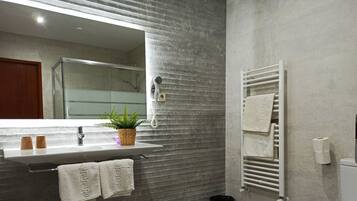 Combined shower/tub, free toiletries, hair dryer, towels