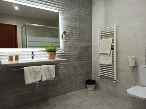 Combined shower/bathtub, free toiletries, hair dryer, towels - Hotel Marrodan (Arnedillo)