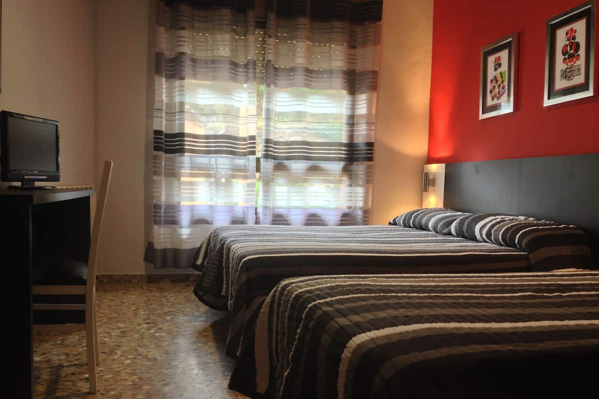 Basic Triple Room | Desk, free WiFi